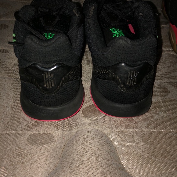 Kyrie basketball shoes - Picture 3 of 4